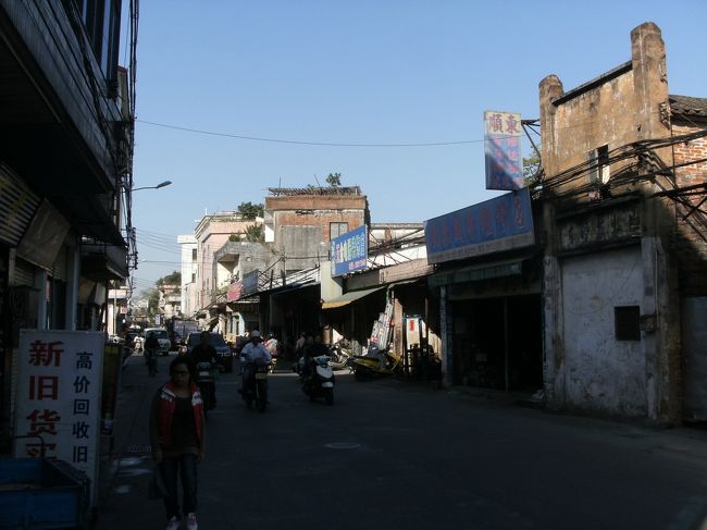 午前９：３６． 樹生橋から１２分かけて華容二路という そこそこ人や車の往来がある通りに出る。<br /><br />