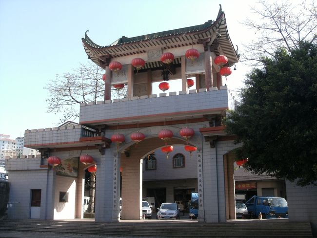 そんなＴ字路の角には綺麗な鐘楼がある。<br /><br />特に歴史のある建物ではなさそうだ。<br /><br />上まで上がりたかったが階段の入口が閉鎖されてる。