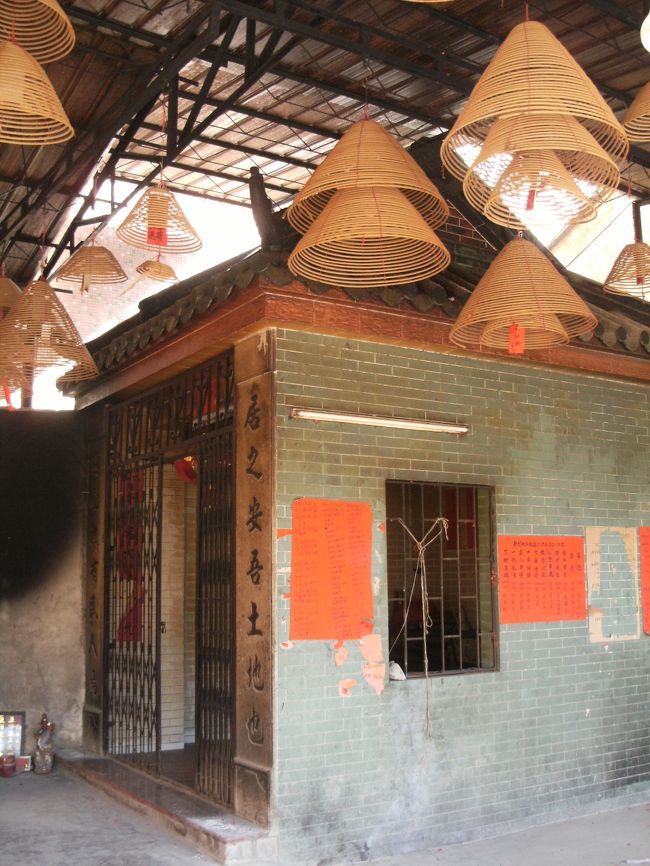 中に入ると天井からはＨＫでよく見られる渦巻き線香がいくつも吊るされてた。