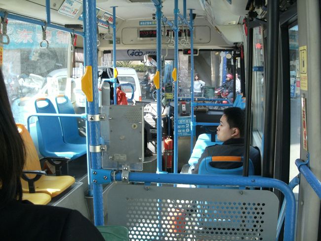 午前９：５６． １分ほど待って無事３２５路のバスに乗車。<br /><br />運賃２元を運賃箱へ投入。