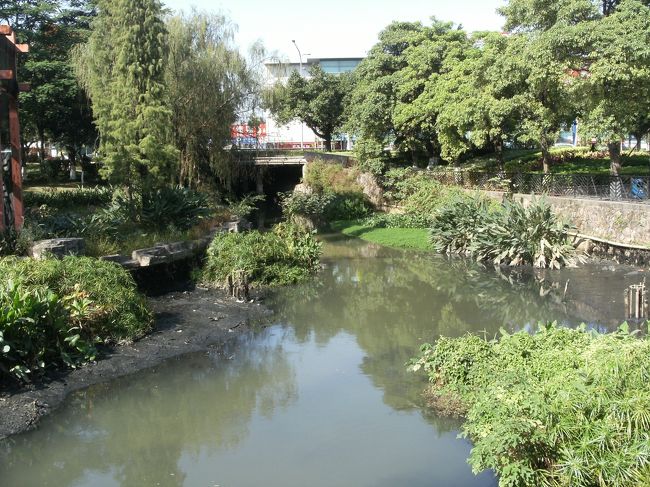 ただ残念なことに橋の周囲はヘドロだらけ。<br /><br />しかもこの澱んだ川の端っこに腐った鶏肉の塊っぽい物が捨ててあると思い近寄ってみたら...<br /><br />げえええー！<br /><br />犬がそのまま仰向けになって死んでる。<br /><br />市民憩いの場的な公園でこのザマはないよな。