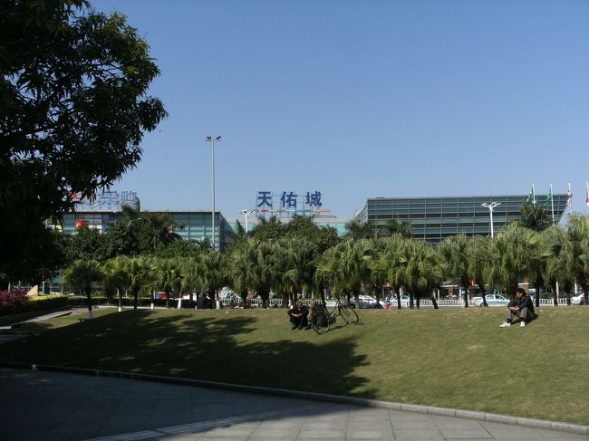 園内では地元の人たちが思い思いに過ごしてる。<br /><br />日向ぼっこしながら談笑する人。