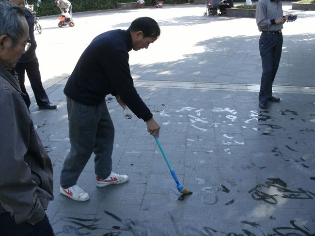 そんな人の周りには必ずと言っていいほど見物する暇そうな人たちがいるのも ありがちな光景。