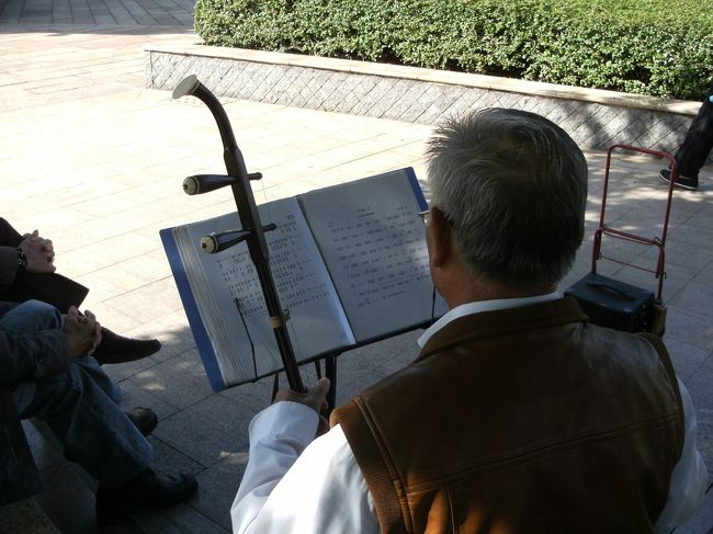 悠久の時を刻む音色、もしくは中国に居ることを強く実感できる音色。<br /><br />そんな胡弓の奏でる音色が園内にゆっくり流れてる。<br /><br />ベンチに座り文塔を見上げながら しばし鑑賞タイム。