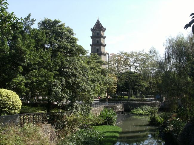 青空に映える文塔を眺められて もう思い残すことないよ。<br /><br />天佑城 （楽賜） のバス停からバスに乗りホテルへ戻る。