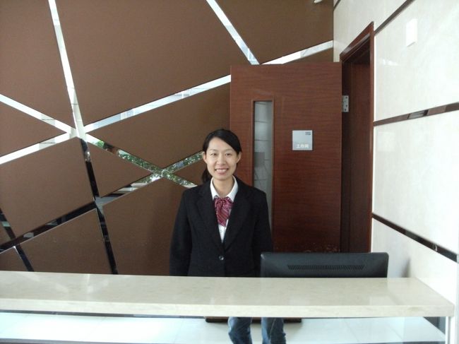 このあと往路も利用した順徳港までの無料シャトルに乗る場所をフロントのスタッフに確認する。<br /><br />すると１人のおばさんを紹介され この人も港まで行くような...　　感じ？<br /><br />おばさんもここのスタッフなん？<br /><br />もうひとつ意思疎通が上手くいかず 話は中途半端のまま終了。<br /><br />結局頼れるのは自分てことか。<br /><br />でもフロントのＷ嬢は誠実に対応してくれて印象 ◎<br /><br />再見！<br />