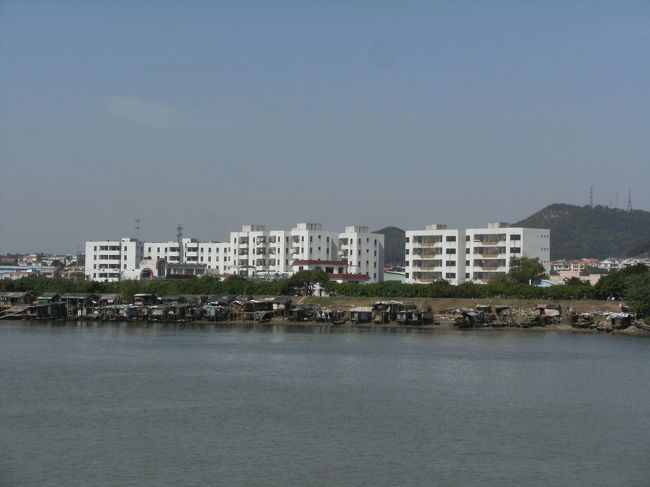 でもそれよりも対岸に見えてる水上納屋のような 水上家屋のような...<br /><br />なんやろ あれ？<br /><br />気になるなー