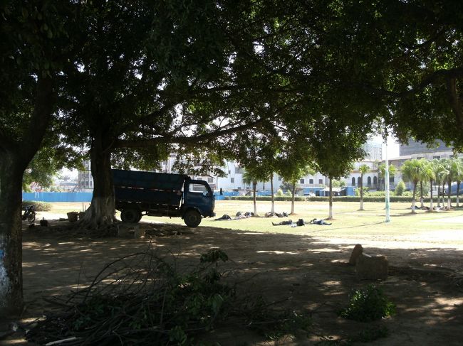 川沿いの公園で寝てるのはホームレスじゃなくて作業員の一団。<br /><br />陽に当って寝るよりは木陰で寝た方がいいと思うけどな。<br /><br />今日の最高気温は２６，５℃