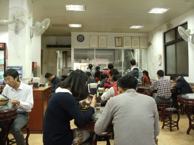 やっぱこの店 入ってるなぁ。<br /><br />さっき通った時もいっぱいだっためし屋に決めた。<br /><br />「我係一個人 / オレひとりです」<br />