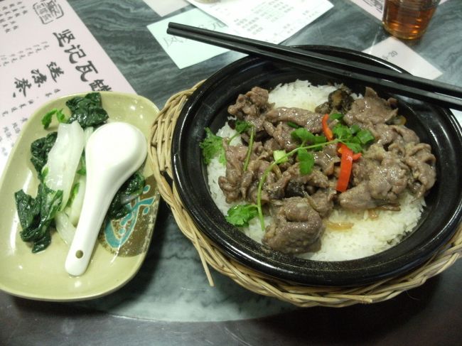 オーダーから２０分くらい経って ようやく出て来た。<br /><br />いただきます...　　うん なかなかイケるな。<br /><br />食えば食うほど美味く感じてくる。<br /><br />ただ肉を噛む度に歯がちょっと痛む...