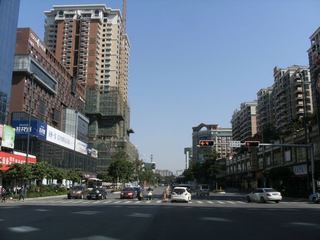 容奇大道中を渡り交差点の角にある冠新酒店へ。