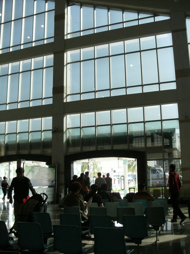 午後２：３４． 順徳港に到着<br /><br />乗船券は一昨日既に購入済みなのでイミグレへ直行。<br /><br />順番を並んでオレの番が来たけど出国カードを忘れてしまい イミグレ前の壁際に置いてある出国カードを書き込んでから 再度順番を並び提出し無事イミグレを通過。<br /><br />手荷物は往路と同じく液体も可。