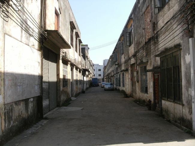 川に向かって歩いてると長屋が続くちょっと異質な通りがあった。<br /><br />楽善二路という通りだ。<br /><br />少し歩いてみると 寂れた建物の中で町工場がひっそりと稼働してる。