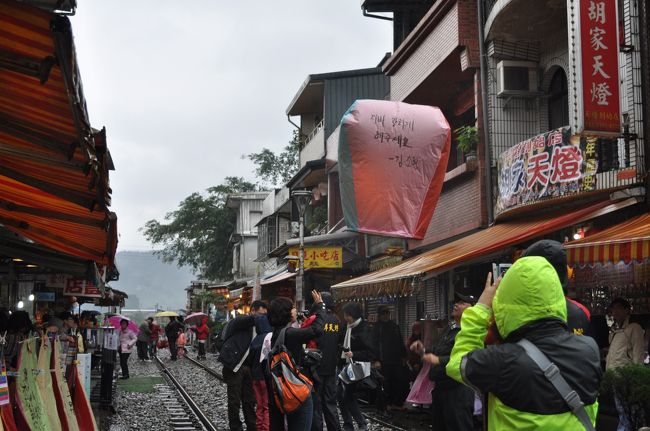 　ちょうど天燈が上がりました。<br />　一個150元でした。<br />　