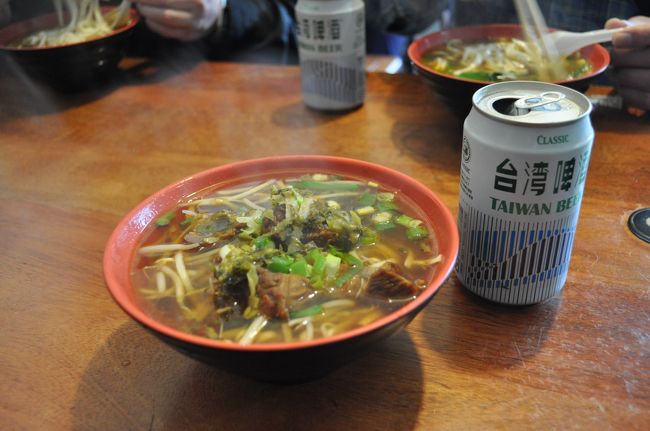 　ビールにお店お勧めの牛肉麺に炒め物、これで678元（約2,400円）、一人あたり600円ならそんなものですが、ちょっと高かったような？？