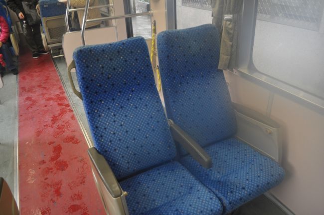 　今度の車両には、クロスシートの車両もありました。