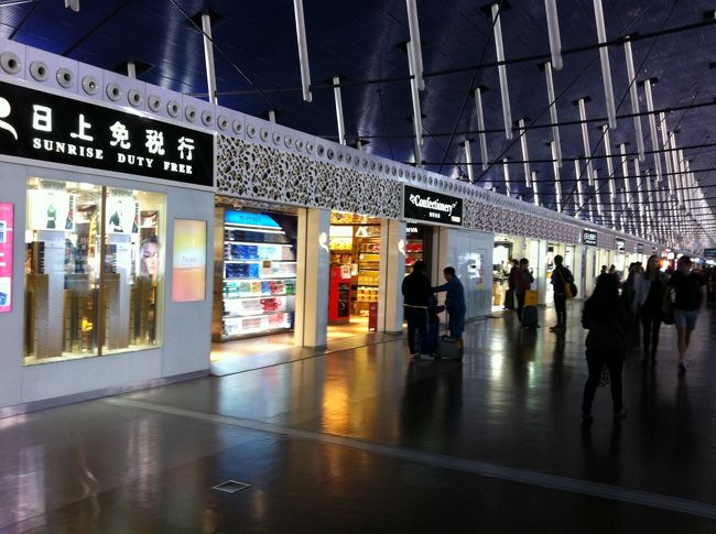 経由地の上海、浦東空港です