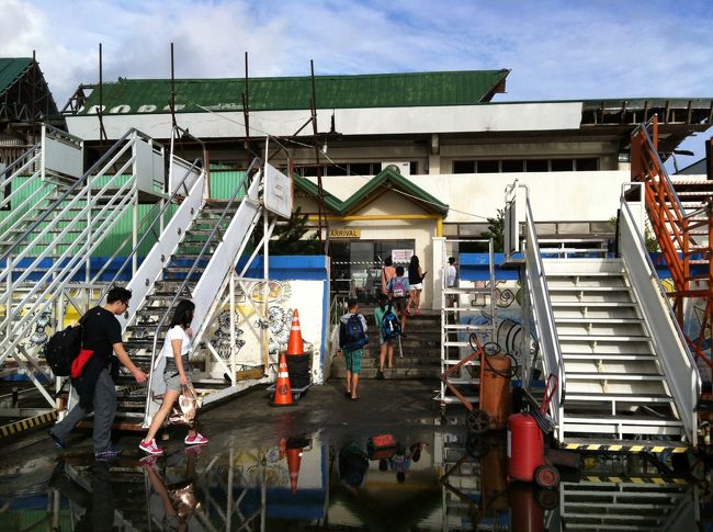 カリボ空港に到着。