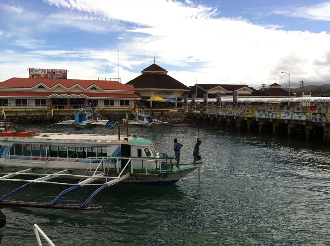 やっと、ボラカイ島に到着。費用は参考までに、カリボからカティクランまでのバスとバンカービート、それにホテルまでのタライシルク代を合わせて３００ｐ、港の使用料が１００ｐ、環境税と入島税が７５Pでした。