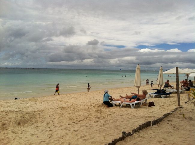 さっそくビーチへ、ホテルからは何と１０歩ぐらいです。超至近。