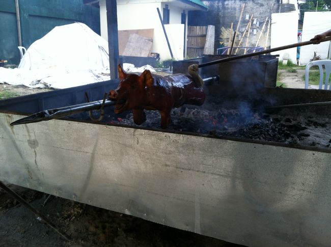フィリピン料理といえば、レチョン(子豚の丸焼き)ですね。