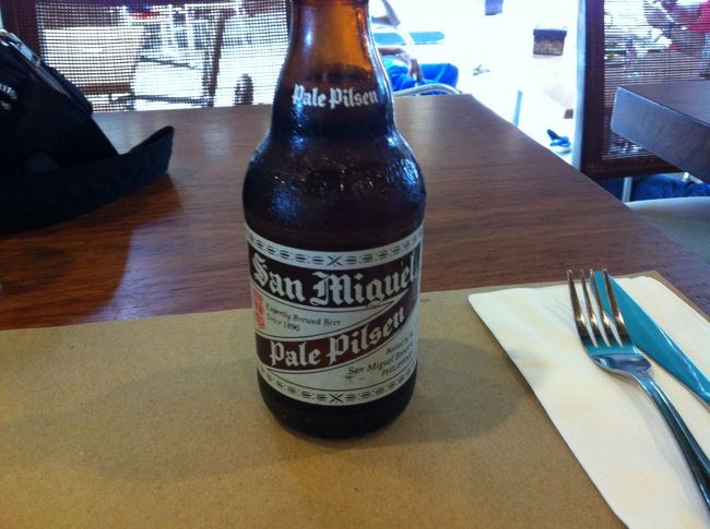 そんなことより、食事です。とりあえず、ビール。フィリピンといえば、サンミゲルですね。おいしい。