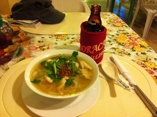 続いて、タイ料理の店で、チキンヌードルを頂きました。もちろんビールも。