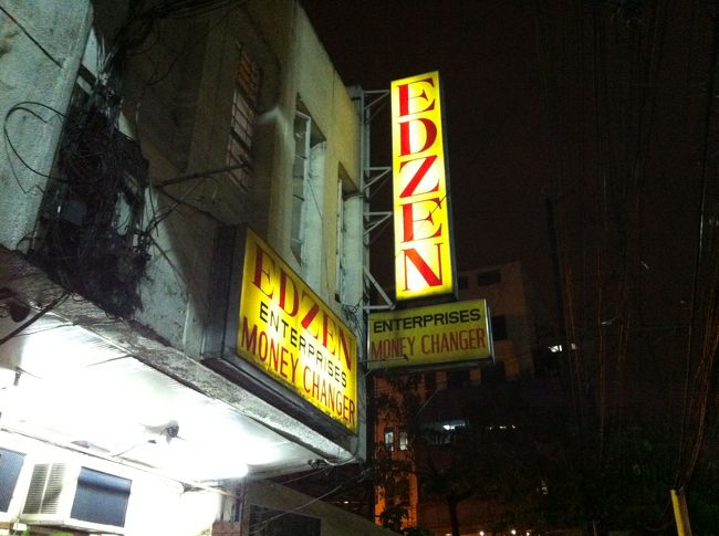 早速、両替に行きましたが、どこもほぼレートは同じです。この辺やや怖さを感じるので、人の多いところを勧めます。