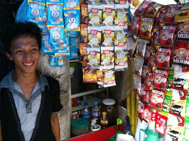 コーヒーを売る屋台の少年