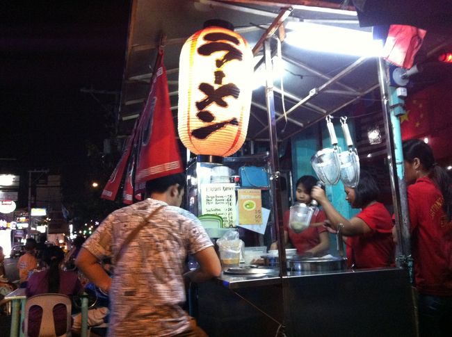次は、ラーメン屋台へ。ここは、人で一杯でした。私は、観光客が多いところより、地元の人が多いところに行くようにしています。安くておいしいですね。