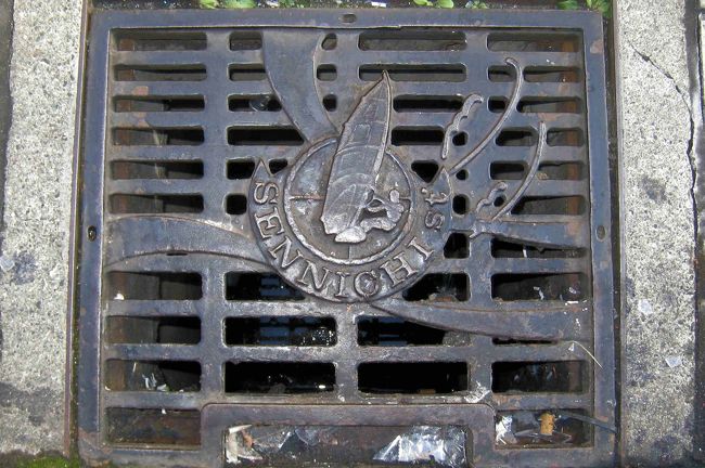 神奈川県横須賀：ウインドサーフィン<br /><br />側溝のふた