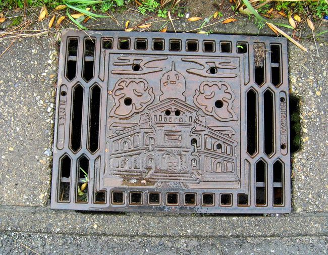 福井県　三国<br /><br />側溝のふた