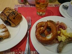 朝食ビュッフェは満足いくものでした。ドイツらしく、朝食にもプレッツェルや美味しいソーセージがありました。（夫撮影）