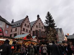 フランクフルトのクリスマス マーケットのメイン会場と言えるレーマー広場に来ました。

レーマー広場（Römerberg）のクリスマス マーケットは、1393年に始まったドイツで最も古いマーケットのひとつだそうです。

ツリーの後ろの建物が旧市庁舎レーマーです。