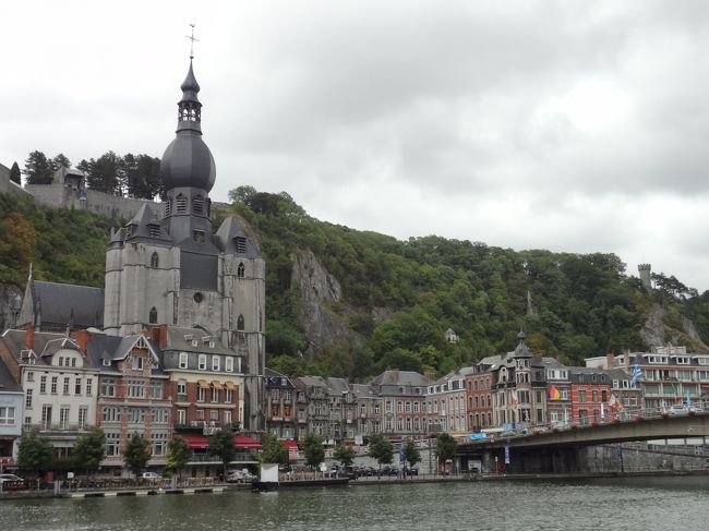 ムーズ川が流れるディナン。