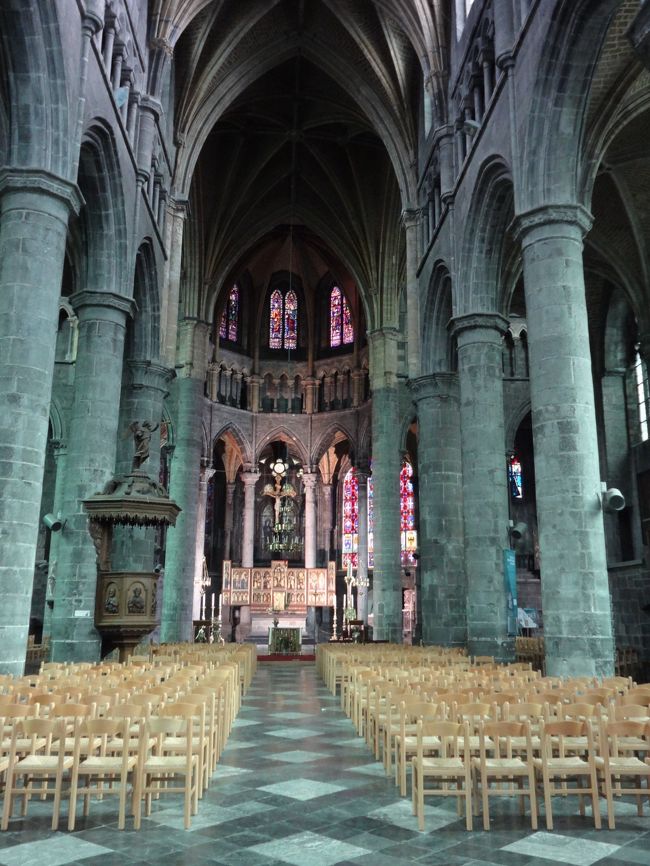 玉ねぎ型の尖塔が個性的なノートルダム教会に入ってみる。誰もいない。