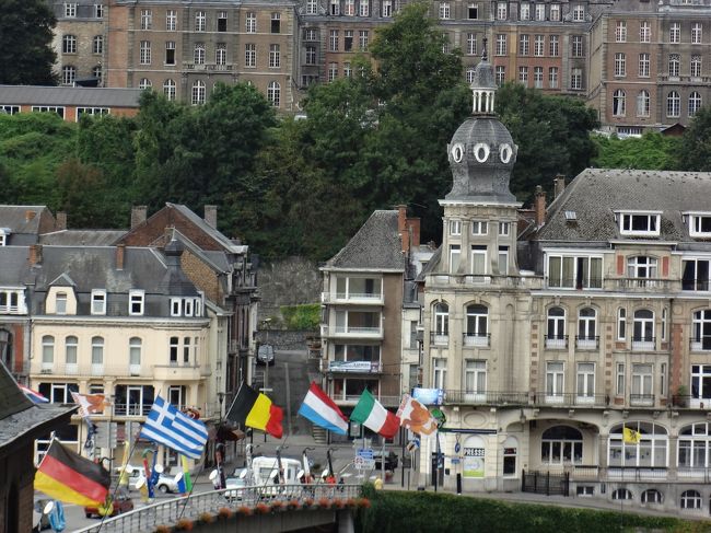 橋の上では国旗がなびく。