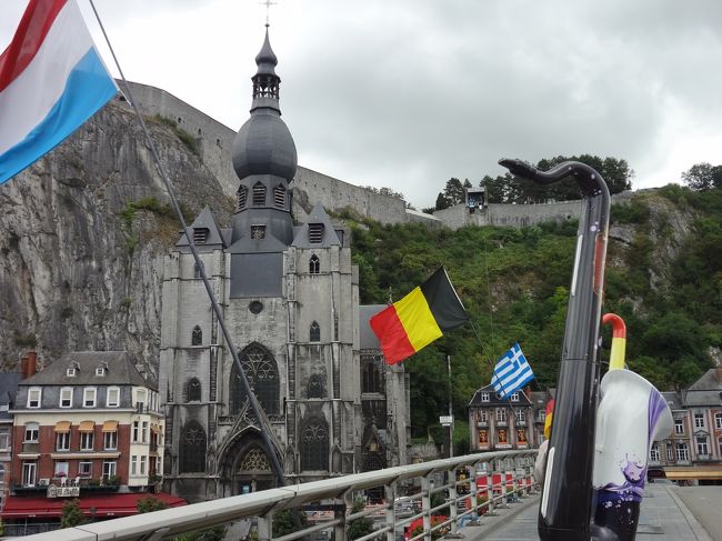 橋にはカラフルなサックスのオブジェが並ぶ。