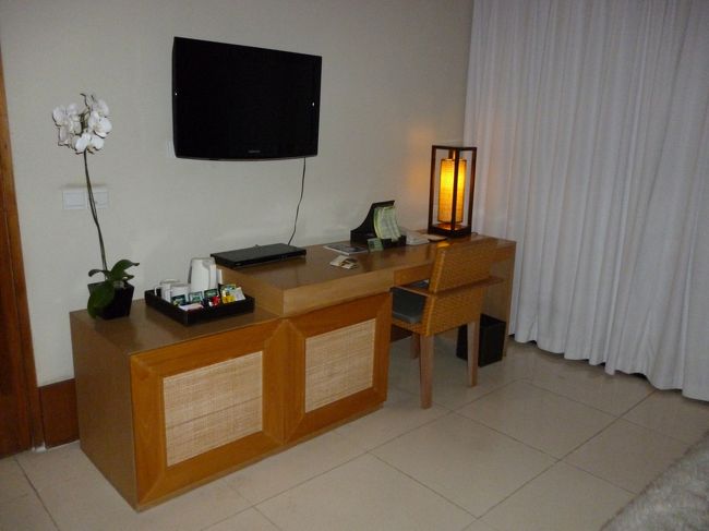 ベッドの向かいにはテレビとミニバー