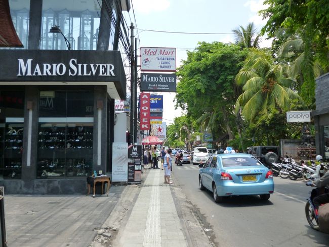 ホテル前の通りです。<br /><br />かなり交通量がありますので、向かいに渡るのは結構大変。<br />遠くにビンタンスーパーの看板が見えます。