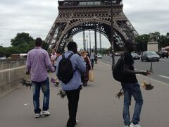 対岸にあるシャイヨー宮から「エッフェル塔 Tour Eiffel」ヘ向かって移動します。

観光地のド真ん中には売り子がわんさか(＠_＠;)