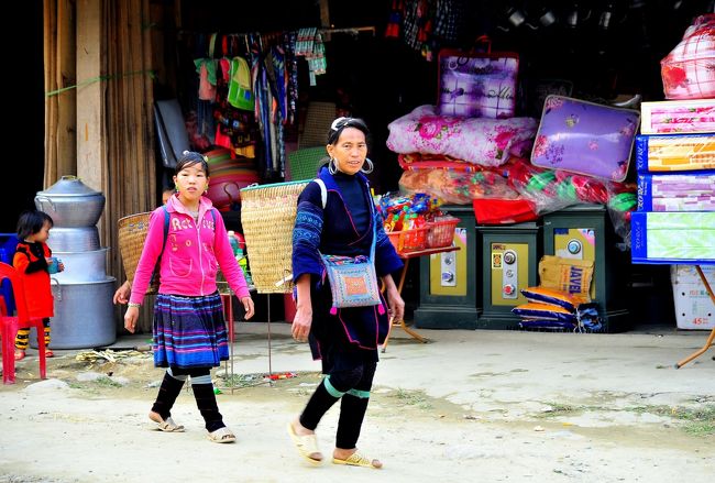 村の寝具・雑貨屋さん。<br /><br />この辺りの村ではよく金庫が売られています。<br />銀行は遠いし、皆さん貴金属などもお持ちなのでしょう。