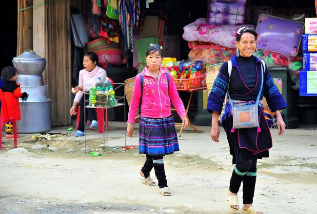 多分親子です。<br /><br />ふくらはぎの部分に着けた民族衣装は同じデザインですが、<br />スカートは違うデザインです。<br />やはり個人の好みも表れているのでしょうか。