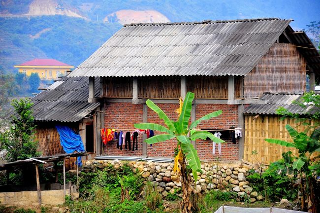 この家は、反対側から見れば高床式かも知れません。