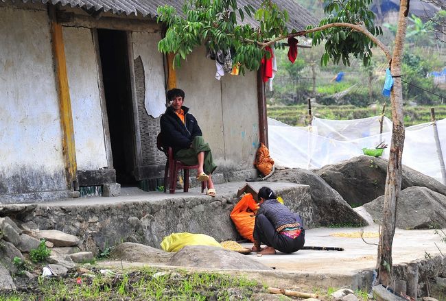 「妻は働き、顔に絆創膏を貼った夫はそれを眺めている」<br />の図。