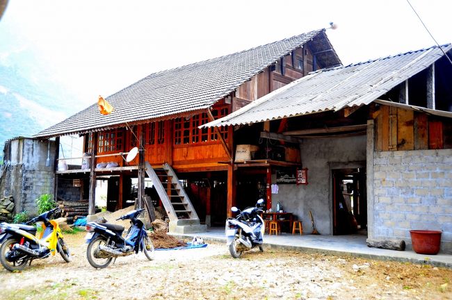 村長さんの家だそうです。<br /><br />現代的高床式住居です。