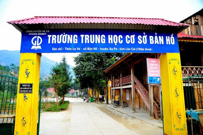 中学校。<br />ベトナムでは学校などのこのような門に、<br />必ず村の名が書いてあります。<br />この門では、一番右に「BAN　HO」とあります。