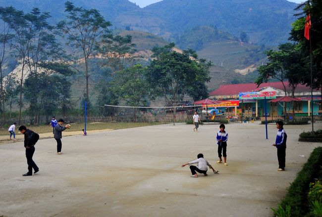 先生と生徒がバレーボールをしています。