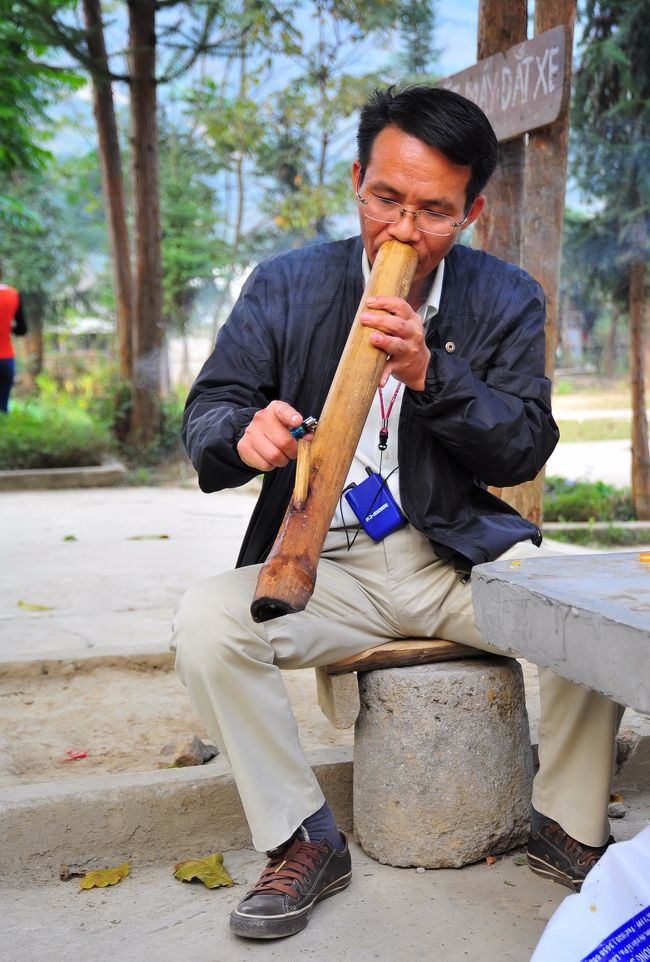 一言断って、みんなで使いまわしています。<br /><br />ライターを近づけている細い竹に刻みタバコを詰め、<br />適度に空気を送りながら火をつけます。