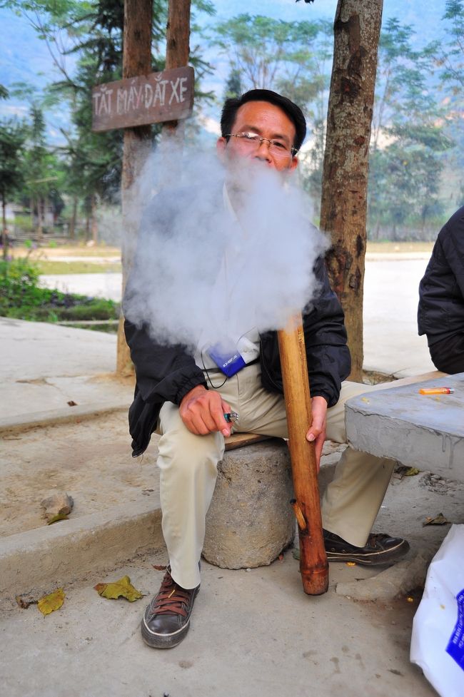 太い竹筒の底には水が入っており、<br />細い竹の下端はその水中に届いています。